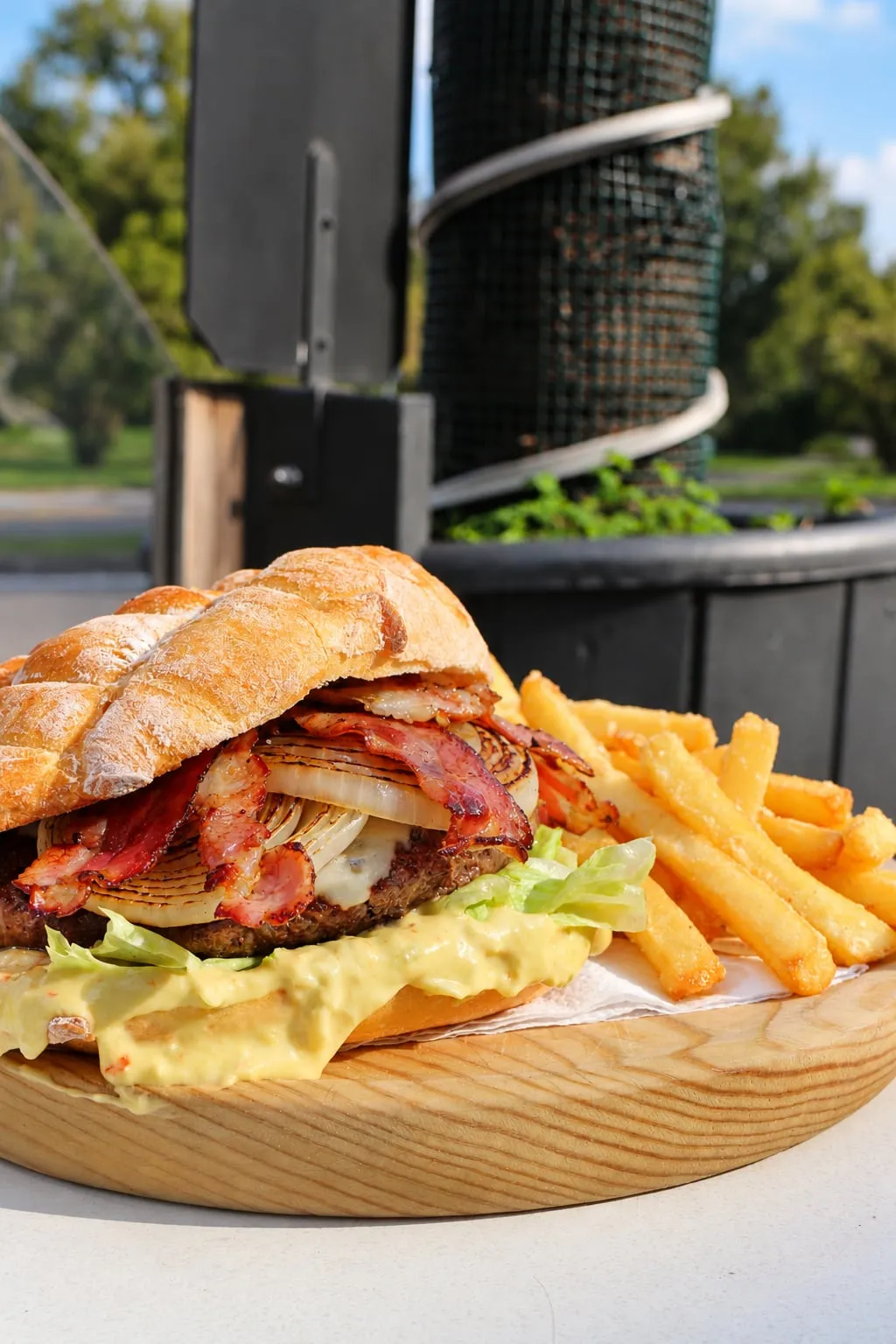 Hamburger Royale con patatine fritte